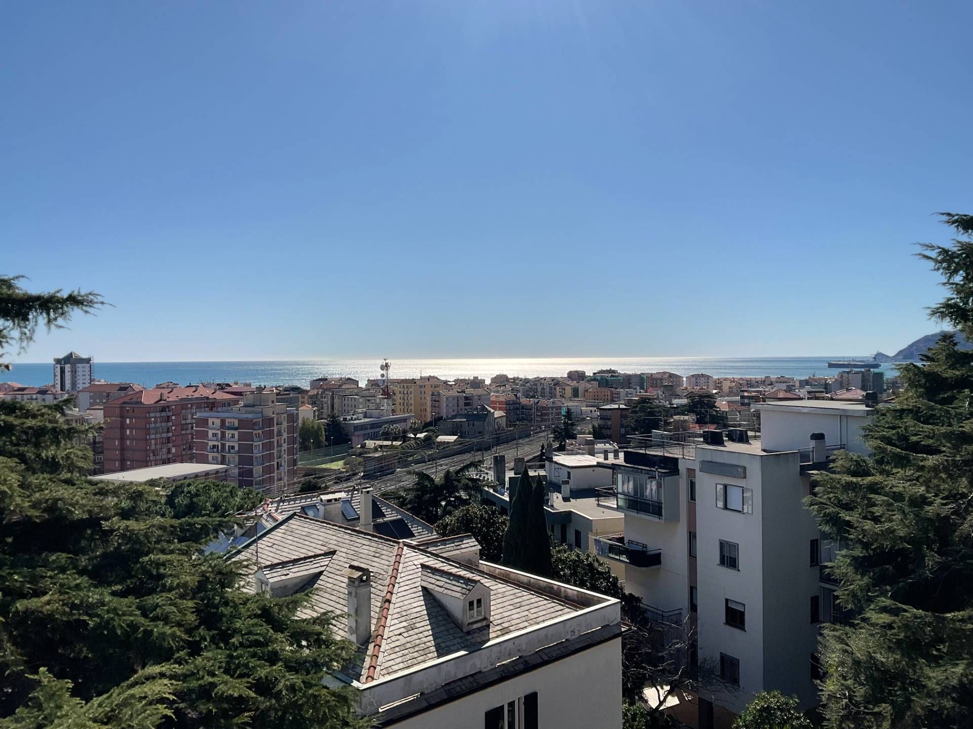 Savona vista dalla collina di Mongrifone, con il mare sullo sfondo